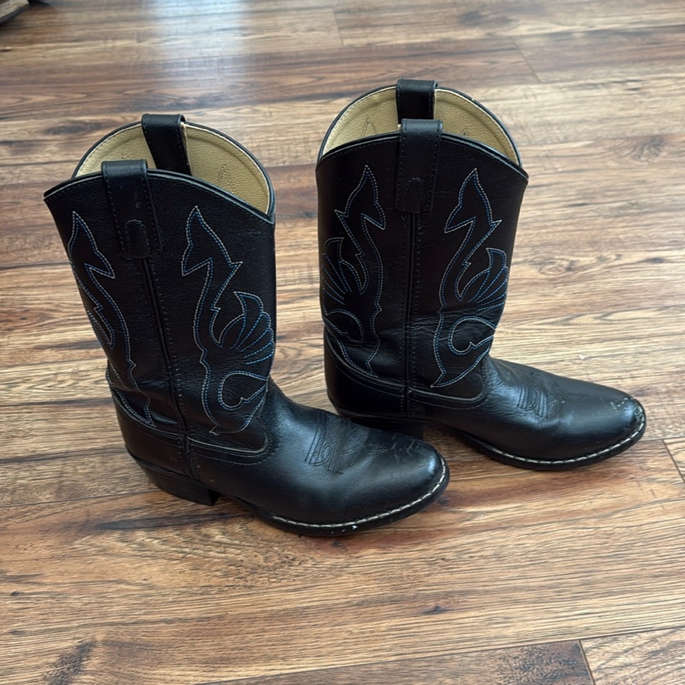 Cowboy boots youth 4. Masterson brand. Black with blue/white stitching